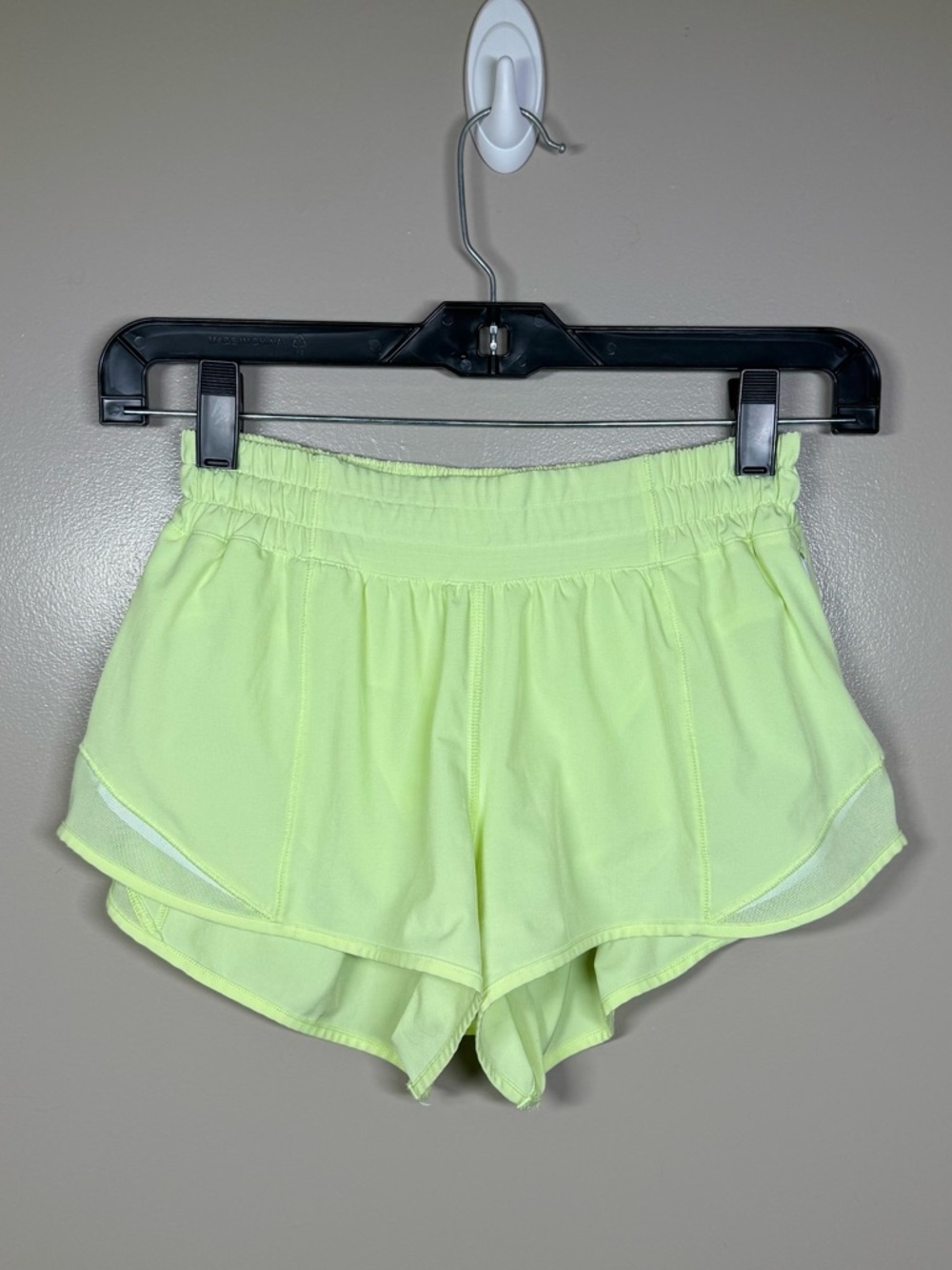 Lululemon Hotty Hot Short 2.5” Fluro Citrus (Neon)